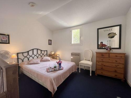 - une chambre avec un lit, une commode et une chaise dans l'établissement Studio/Mezzanine avec Terrasse et Piscine - Saint-Raphaël - FR-1-226A-163, à Saint-Raphaël