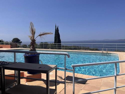 - une grande piscine avec une table à côté dans l'établissement Studio/Mezzanine avec Terrasse et Piscine - Saint-Raphaël - FR-1-226A-163, à Saint-Raphaël