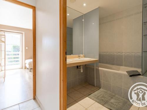 ein Badezimmer mit einer Dusche, einem Waschbecken und einer Badewanne in der Unterkunft Gîte Maulévrier, 4 pièces, 6 personnes - FR-1-622-66 in Maulévrier