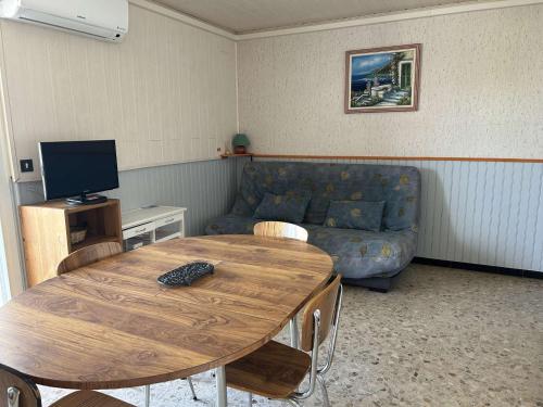 Photo de la galerie de l'établissement Appartement 2 pièces cabine climatisé avec terrasse et parking privé - 6 couchages - Le Grau-du-Roi - FR-1-250-257, au Grau-du-Roi