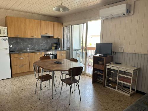 Appartement 2 pièces cabine climatisé avec terrasse et parking privé - 6 couchages - Le Grau-du-Roi - FR-1-250-257