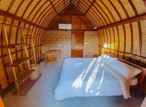 een slaapkamer met een bed en een tafel in een kamer bij Morning Bali Bungalow in Canggu