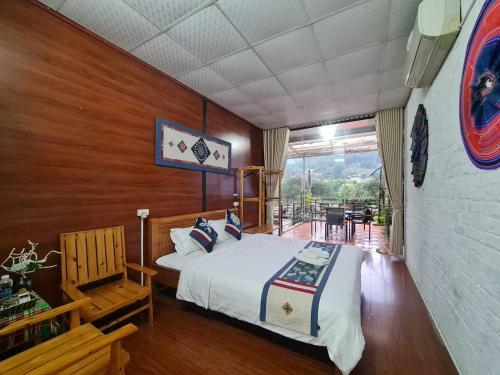 1 dormitorio con 1 cama y pared de madera en Bac Ha Boutique Homestay en Bắc Hà