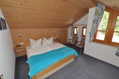 フィスにあるHaus Müllerの木製の部屋にベッド1台が備わるベッドルーム1室があります。