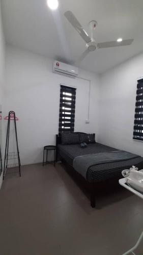 Krevet ili kreveti u jedinici u objektu WIFI 3 aircond room Tulip Homestay Hospital Sultanah Bahiyah