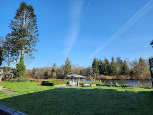 um grande quintal com uma mesa de piquenique e um lago em Campbell River Lodge em Campbell River