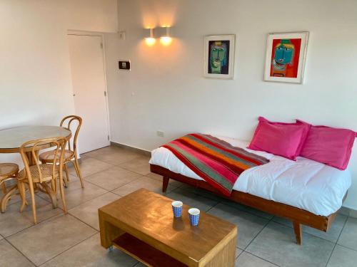 une chambre avec un lit et une table ainsi qu'un astérisque dans l'établissement San Martín Apart, à San Salvador de Jujuy