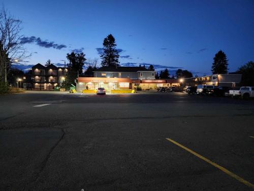 an empty parking lot in front of a house at night at Campbell River Lodge in Campbell River