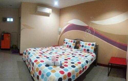 - une chambre avec un lit doté d'un ours en peluche dans l'établissement Adrian View resort, à Ko Sichang