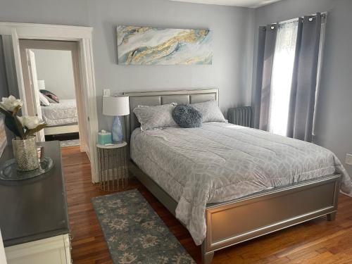 um quarto com uma cama e um espelho em Boston Luxury Condo Style Rooms em Boston