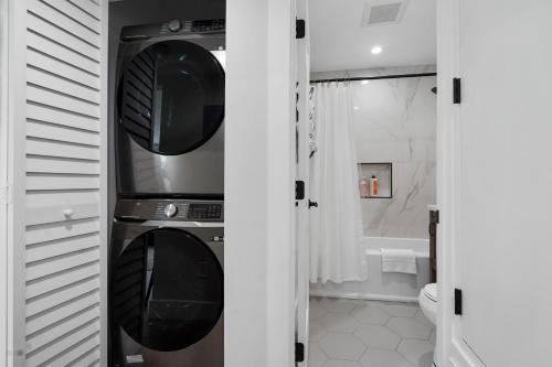 uma casa de banho com máquina de lavar e secar roupa em Premier 1BR w/Bath in the Center of Culver City em Los Angeles
