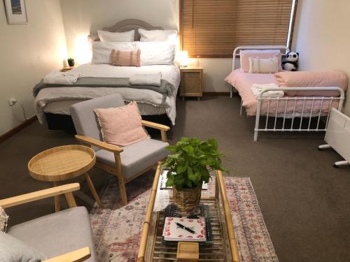 Una cama o camas en una habitación de Summerfields B & B