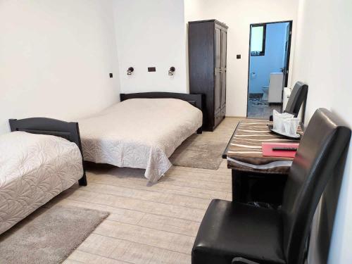 ミエルクレア・チュクにあるSiesta Pensionのベッドルーム1室(ベッド1台、デスク、椅子付)