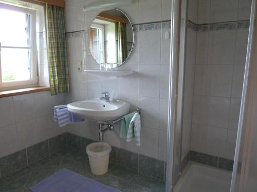 een badkamer met een wastafel en een spiegel bij Haus Schönblick in Strobl