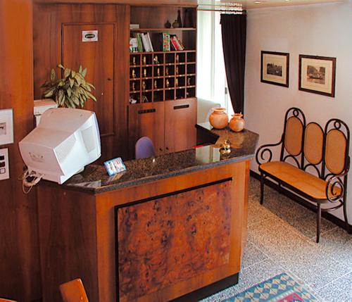 a kitchen with a microwave on top of a counter at Hotel Aurora in Treviso