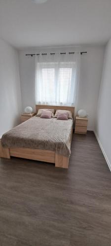 - une chambre avec un grand lit et une fenêtre dans l'établissement Apartma Rian, à Koper