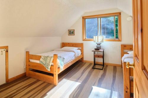 sypialnia z łóżkiem i oknem w obiekcie Mountain View Cabin, Hot Tub at White Pass, Mt Rainier National Park w mieście Packwood