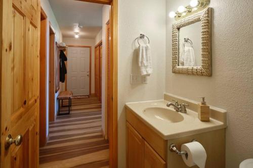 W łazience znajduje się umywalka i lustro. w obiekcie Mountain View Cabin, Hot Tub at White Pass, Mt Rainier National Park w mieście Packwood