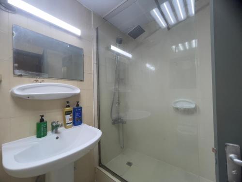 uma casa de banho com um chuveiro, um lavatório e um WC. em Private Room in shared Apartment em Abu Dhabi