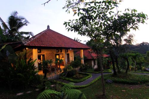 Un jardín fuera de Villa Capung Mas Ubud
