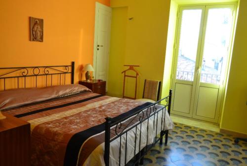 1 dormitorio con cama y ventana grande en Casa Fortunato, en Naso