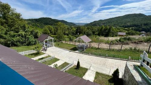 - une vue depuis le toit d'une maison dans l'établissement Casutele verzi din Ocnele Mari, à Ocnele Mari