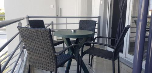 2 Stühle und ein Tisch auf dem Balkon in der Unterkunft Harula 6 in Ofrynio