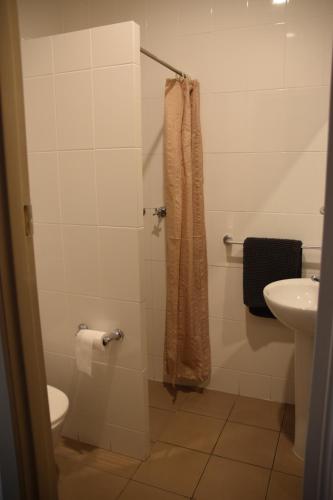 Bilik mandi di Minlaton Hotel