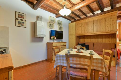 uma cozinha e sala de jantar com mesa e cadeiras em 42- Casetta Benetollo Vacanza in Toscana - CASA PRIVATA em Castel del Piano
