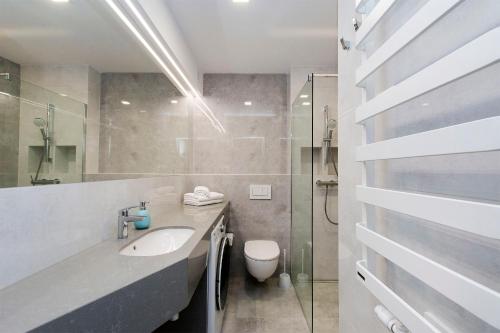 y baño con lavabo, ducha y aseo. en Apartamenty Baltic Island en Gdansk