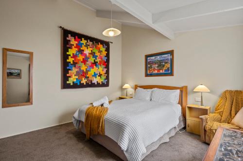 een slaapkamer met een bed en een schilderij aan de muur bij Greenhaven with wi-fi in Taupo
