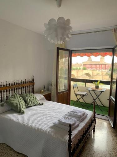 1 dormitorio con cama y vistas a un patio en Apartamento Con Vistas Al Pilar con Aparcamiento privado en Zaragoza