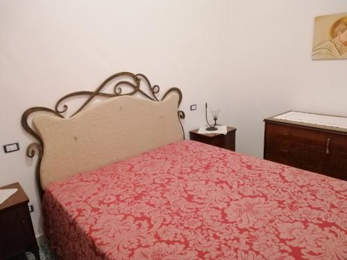 - une chambre avec un lit et une couverture rouge dans l'établissement Orchidea, à Matino