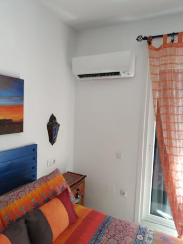 una camera da letto con un letto e una finestra di La Barrosa duplex a Chiclana de la Frontera