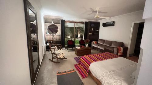 Villa Malika Marrakech في مراكش: غرفة نوم مع سرير وغرفة معيشة