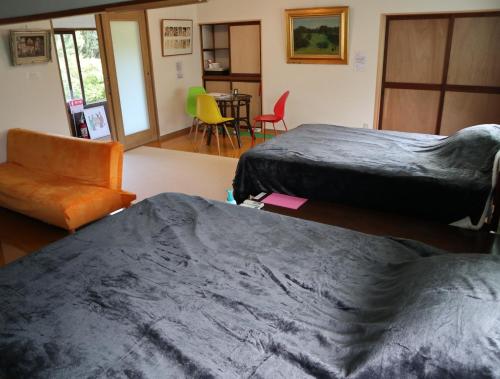 館山市にあるPension Alba - Vacation STAY 70972vのベッド2台、テーブル、椅子が備わる客室です。