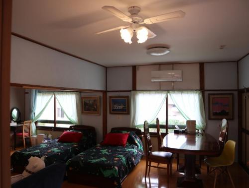 uma sala de estar com um sofá e uma mesa em Pension Alba - Vacation STAY 70965v em Tateyama