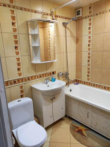 uma casa de banho com um WC, um lavatório e uma banheira em Apartamentai šalia parko em Siauliai