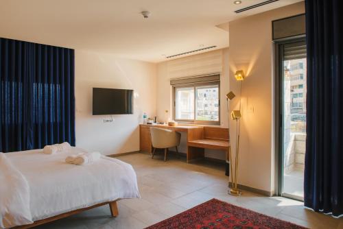 Ένα ή περισσότερα κρεβάτια σε δωμάτιο στο Dar Al Mauge Boutique Hotel with Outdoor Pool