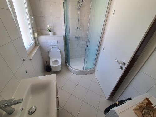 マリナにあるLuxury Apartman Markoのシャワー、洗面台、トイレ付きのバスルーム