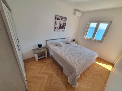 マリナにあるLuxury Apartman Markoのベッドと窓のある寝室