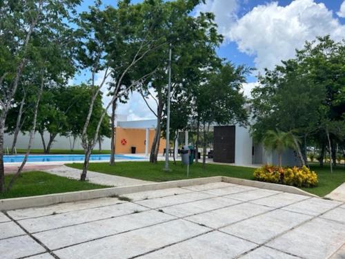 a courtyard with a pool and trees and a building at Cancun15 3 Bedrooms with private Bathrooms 15 min Airport 20 min Beach in Cancún
