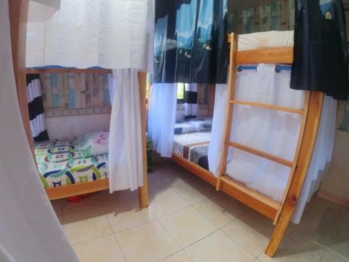 - une chambre avec 2 lits superposés et un lit bébé dans l'établissement Home Sweetie Homestay & Bunkbeds, à Moalboal