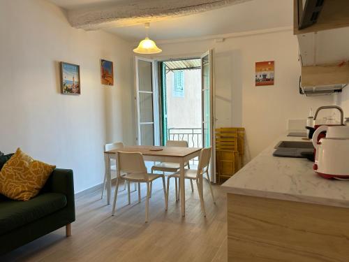 une cuisine et une salle à manger avec une table et des chaises dans l'établissement MAGNIFIQUE 3p VUE MER À 5 MIN DE LA PLAGE, à Menton