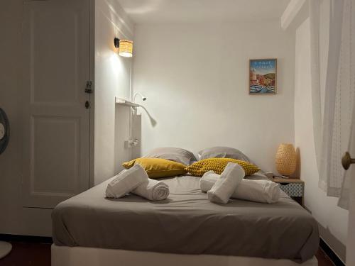 une chambre avec un lit avec deux oreillers dans l'établissement MAGNIFIQUE 3p VUE MER À 5 MIN DE LA PLAGE, à Menton