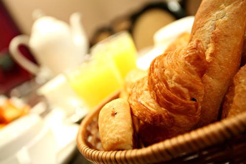 - un panier rempli de pain et d'un verre de jus d'orange dans l'établissement Hotel Beauvoir, à Paris
