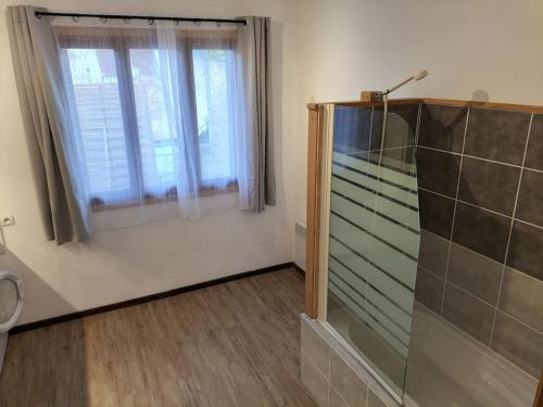 a bathroom with a shower and a window at A découvrir Superbe Maison Calme et Lumineuse in Vallouise