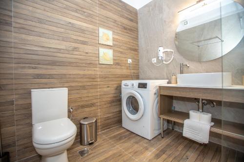 y baño con lavadora y lavamanos. en Casa Kastropolis, en Ioannina