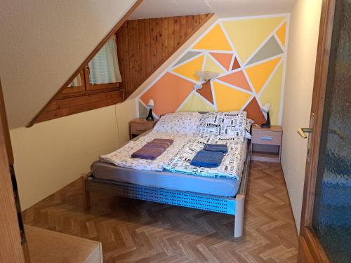 niewielka sypialnia z łóżkiem z geometrycznym zagłówkiem w obiekcie Pink Tulip Apartment House w Siófoku