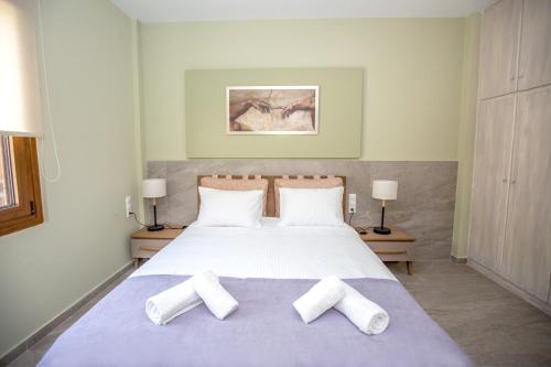 1 dormitorio con 1 cama con 3 almohadas en Casa Kastropolis en Ioánina